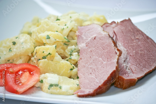 Warmer Schinken mit Kartoffelsalat Stock-Foto | Adobe Stock