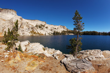 Canvas Print - Picturesque transparent lake in Yosemite