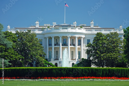 Fotografía The White House in Washington DC with beautiful blue sky