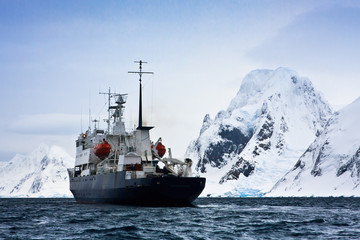 Wall Mural - big ship in antarctica