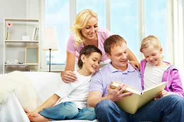 Canvas Print - Family reading