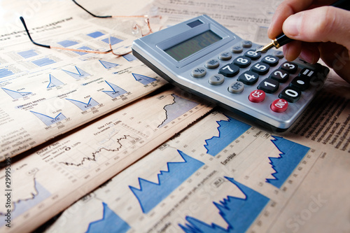 Fotografía fondo de finanzas con estadisticas y hombre de negocios