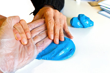 hand physiotherapy to recover a broken finder