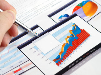 Fototapete - Male hand with pen on the investment charts