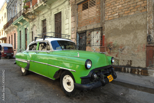 Dekoracja na wymiar  zielony-stary-samochod-na-kubie