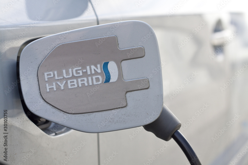 Plug-In Hybridfahrzeug beim Laden - obrazy, fototapety, plakaty 