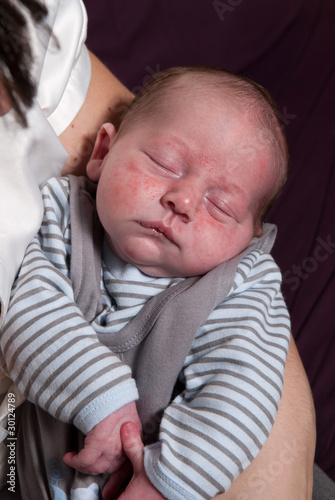 Bebe Dormant Dans Les Bras De Sa Maman Stock Photo Adobe Stock