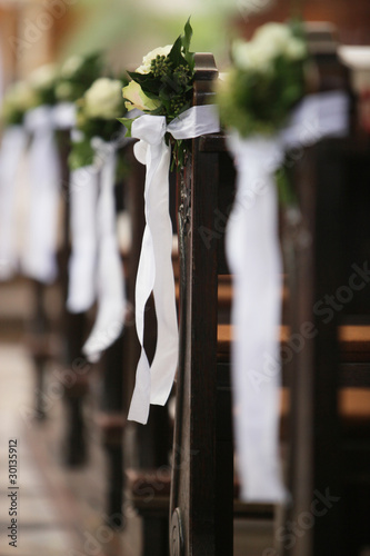 blumendekoration in der kirche bei hochzeit,schleife StockFoto Adobe