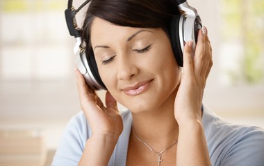 Canvas Print - Woman listening music on headphones