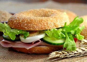 Wall Mural - Bagel mit Schinken und Salat