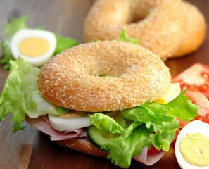 Wall Mural - Bagel mit Schinken und Salat