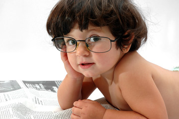 Wall Mural - Niña leyendo el periodico