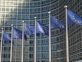 europafahnen vor der eu-kommission brüssel