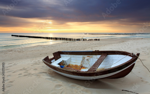 Naklejka na szybę Boat on beautiful beach in sunrise