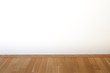 © D.aniel - Parket und weiße Wand in einem leeren Zimmer