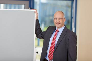 Wall Mural - geschäftsmann präsentiert  am whiteboard