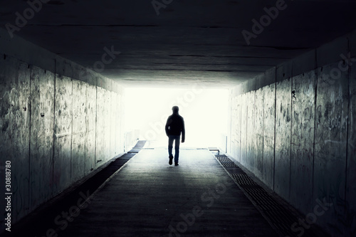 Fotografie, Obraz Silueta Man Walking v tunelu. Světlo na konci tunelu