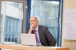 © contrastwerkstatt - besorgter geschäftsmann im büro