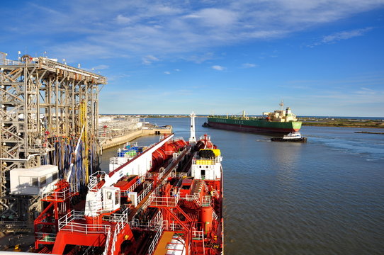 Fototapete - loading of chemical tanker