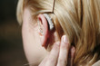 Junge Frau mit Hörgerät