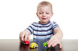 Junge spielt mit Spielzeugautos