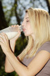 © www.freund-foto.de - Frau mit Milch trinkt