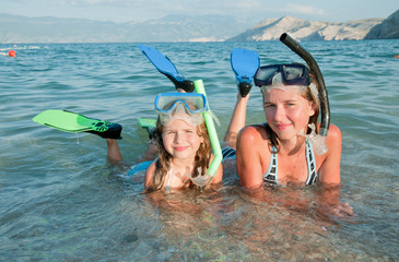 Wall Mural - Snorkel girls