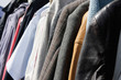 © fotofreaks - Gebrauchte Bekleidung zum Verkauf auf dem Flohmarkt