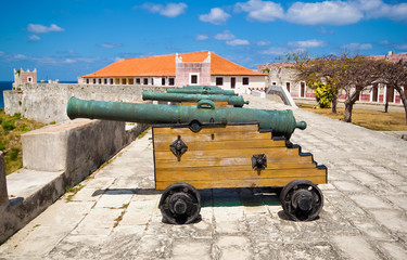 Canvas Print - Old bronze cannon facing the bay of Havana on a beautiful summer