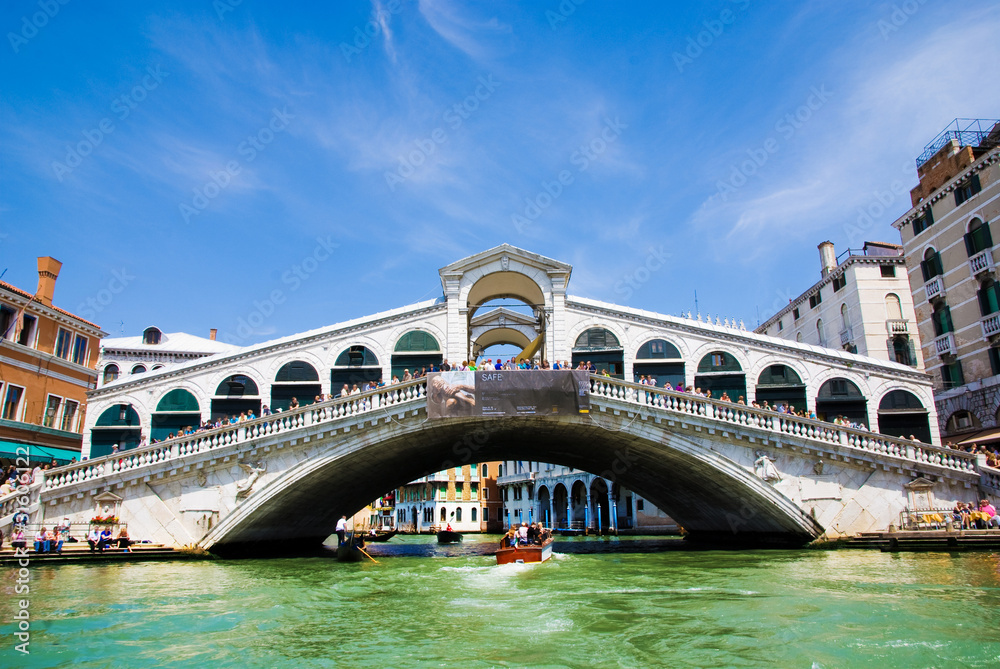 Venice Grand canal with gondolas and Rialto Bridge, Italy - obrazy, fototapety, plakaty 