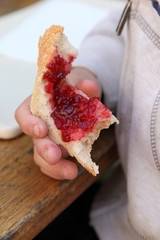 Tartine de confiture dans la main d'un enfant