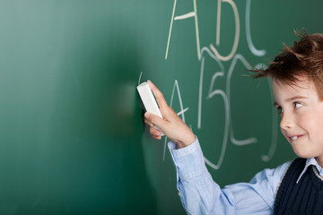 Poster - grundschüler schreibt an der tafel