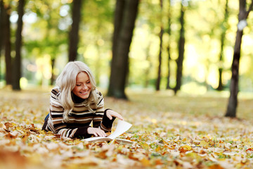 Wall Mural - woman read in park