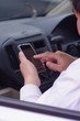 © kelly marken - 車の中でスマートフォン