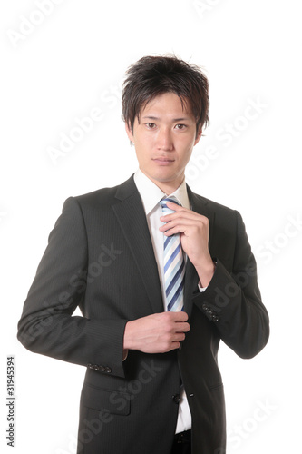 ネクタイを締めるスーツの男性 Stock Photo Adobe Stock