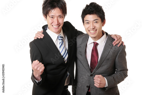 ガッツポーズをするスーツの男性二人 Adobe Stock でこのストック画像を購入して 類似の画像をさらに検索 Adobe Stock