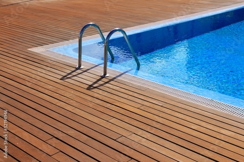 Fotografie, Obraz blue swimming pool with teak wood flooring