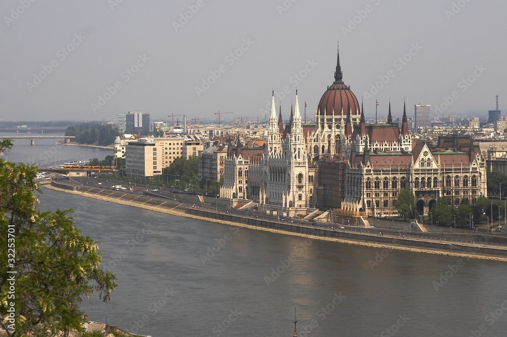 Budapeszt - widok Parlamentu ze Wzgórza Zamkowego - obrazy, fototapety, plakaty 