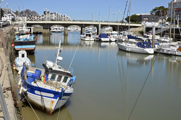 Wall Mural - Port du Pouliguen à marée basse en France