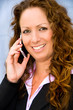© Glamy - Mujer de negocios hablando por el movil