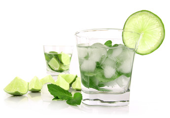 Poster - Mojito drinks isolated on white background