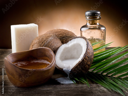 Nowoczesny obraz na płótnie natural coconut walnut oil and soap