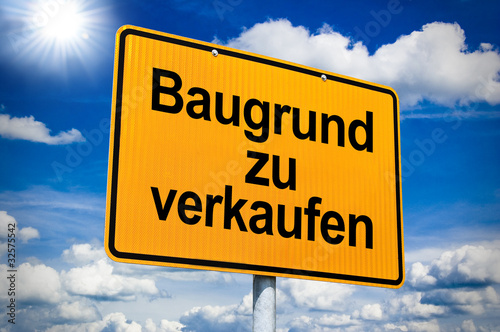Ortsschild mit Baugrund zu verkaufen StockFoto Adobe Stock