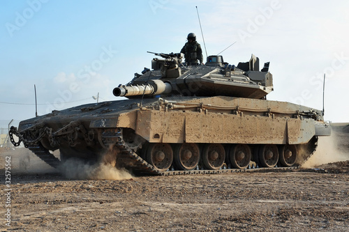 Fotomural Man in field with tank and weapons