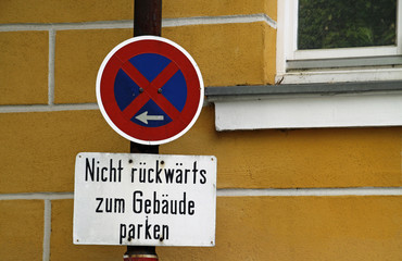 Nicht rückwärts zum Gebäude parken