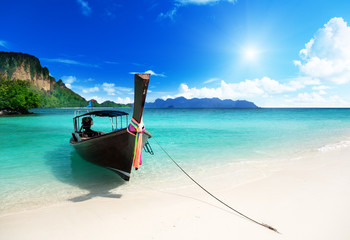 Fotobehang - long boat and poda island in Thailand