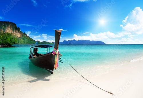 Naklejka dekoracyjna long boat and poda island in Thailand