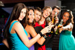 © Kzenon - Leute trinken Bier in Bar oder Club