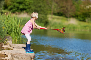 kind fischt mit kescher