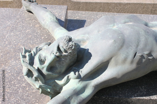 Fotografía Christ sur la croix, tombe au cimetière du Montparnasse à Paris